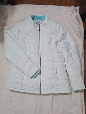Magellan Outdoors White Quilted Puffer Jacket with Light Blue Trim